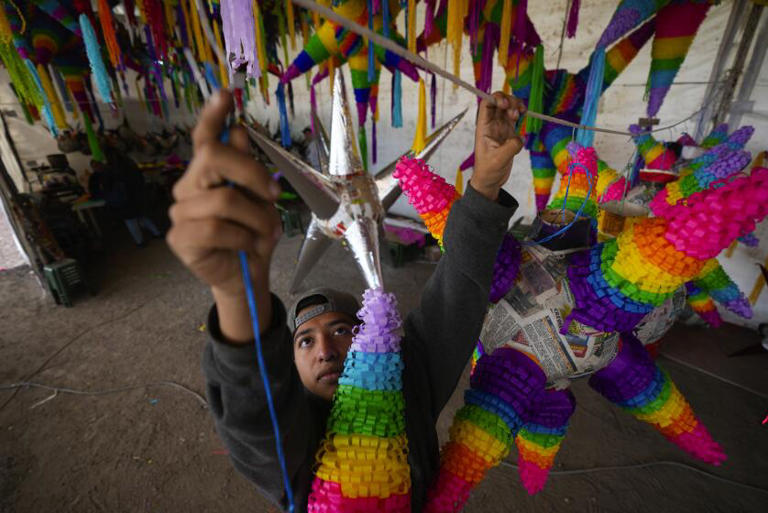 Las piñatas, una tradición que pinta de color y alegría las navidades mexicanas